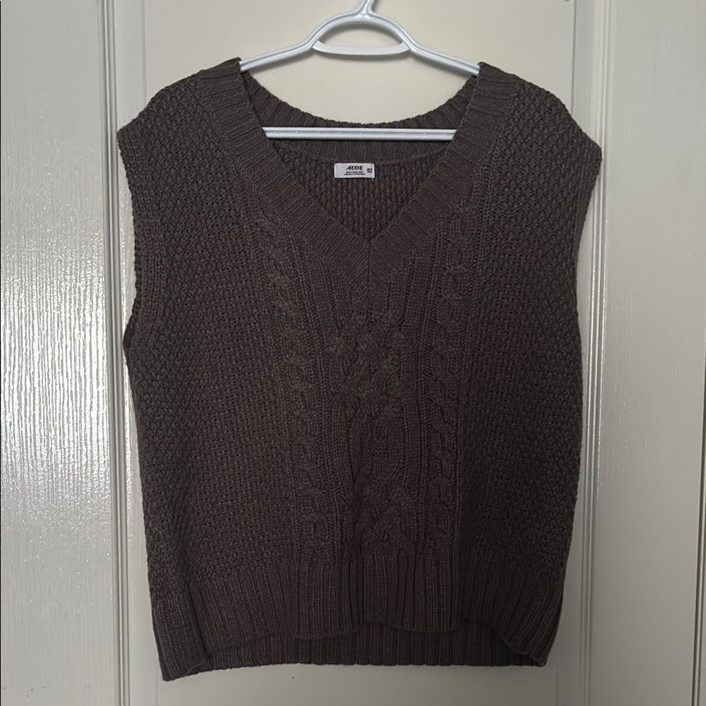 Cable Knit Sleeveless Sweater